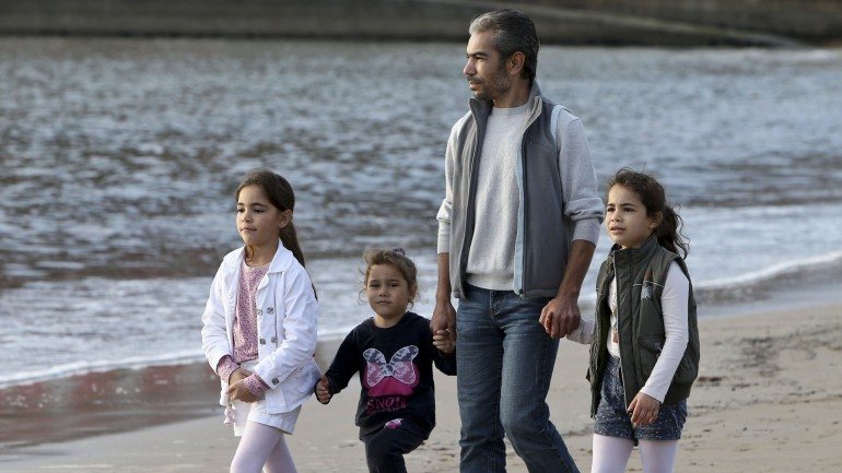 Ali, a mulher e as três filhas estão há um mês em Portugal