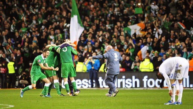 Depois de um empate com golos fora (1-1), a Irlanda venceu 2-0 em casa, apurando-se para o Europeu de 2016
