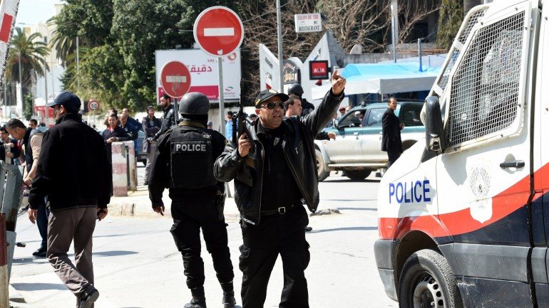 Um polícia controla o trânsito depois de um atentado na capital na Tunísia em Março deste ano.