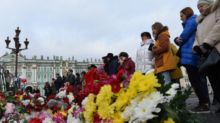 Várias pessoas se dirigem a Dvortsovaya Square, no centro de São Petersburgo, onde têm sido colocadas flores em memória das vítimas.
