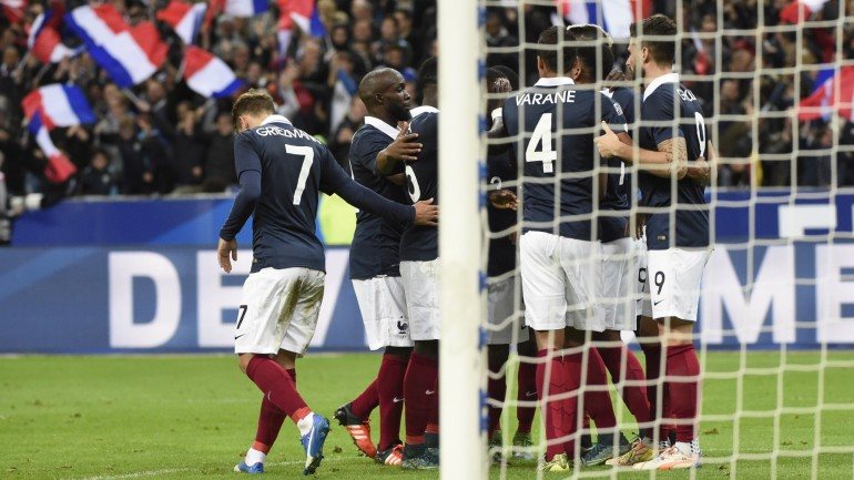 O que tem o sete nas costas é Antoine Griezmann e quem está mesmo ao lado dele é Lassana Diarra. Aqui festejavam ambos o golo de André-Pierre Gignac, contra a Alemanha, no sábado. Ainda não sabiam o que estava a acontecer fora do Stade de France