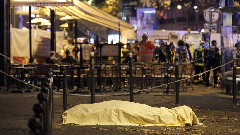 Números oficiais indicam que os ataques de sexta-feira à noite mataram 127 pessoas e fizeram 180 feridos.