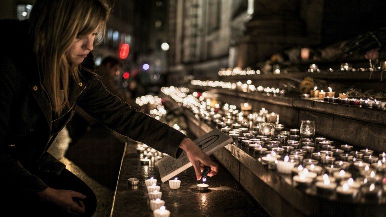 Os parisienses acorreram à Praça da República para homenagens