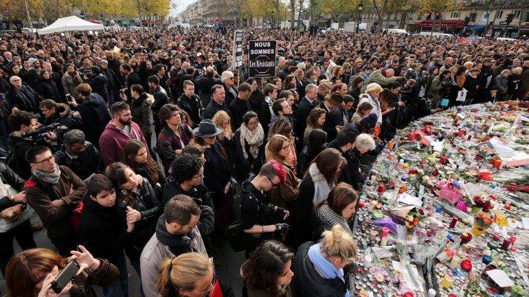 Parisienses fizeram um minuto de silêncio junto à Praça da República