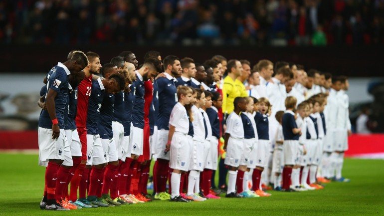Titulares e suplentes, franceses e ingleses. Todos os jogadores se alinharam no relvado antes do jogo para ouvirem o Estádio de Wembley entoar a Marselhesa e homenagear as vítimas dos atentados de Paris