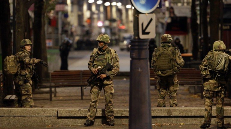 Saint-Denis, nos arredores de Paris, foi alvo de uma operação policial, na manhã de quarta-feira. As forças de segurança procuravam o mentor dos ataques