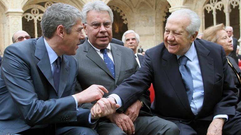 José Sócrates (à esquerda) e Mário Soares (à direita), com o ex-primeiro-ministro espanhol Felipe González ao centro