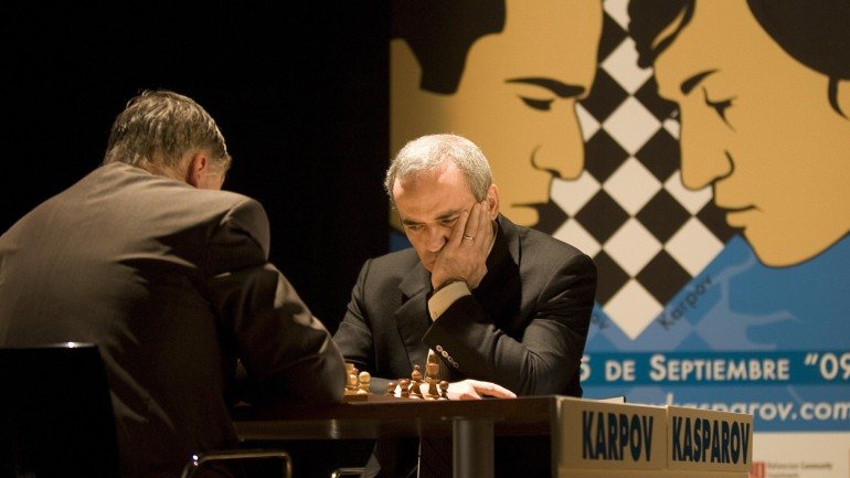 Vinte e cinco anos depois de Garry Kasparov se tornar o mais novo campeão mundial de xadrez, Anatoly Karpov voltou a enfrentá-lo. Aconteceu em 2010, em Valência, Espanha