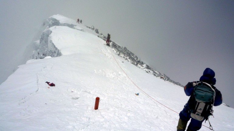 Nem o facto de o governo nepalês ter baixado o preço da licença obrigatória para escalar o Evereste contribuiu para que alguém conseguisse escalar até ao cume