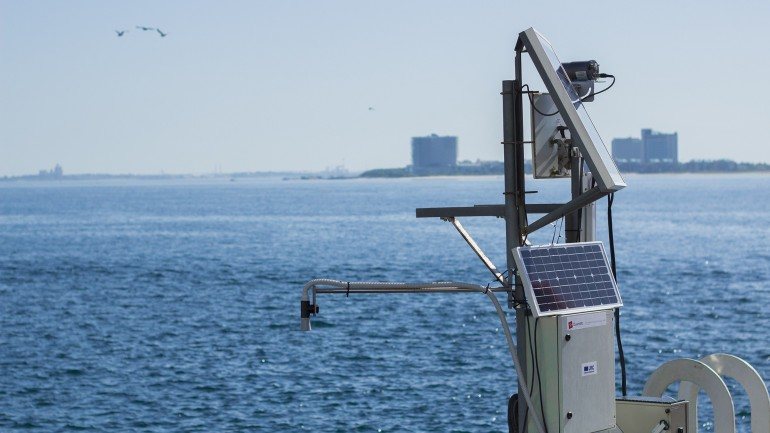 Um sensor de teste para as variações do nível do mar instalado previamente em Setúbal