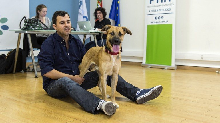 André Silva, deputado do PAN, com o seu cão Nilo