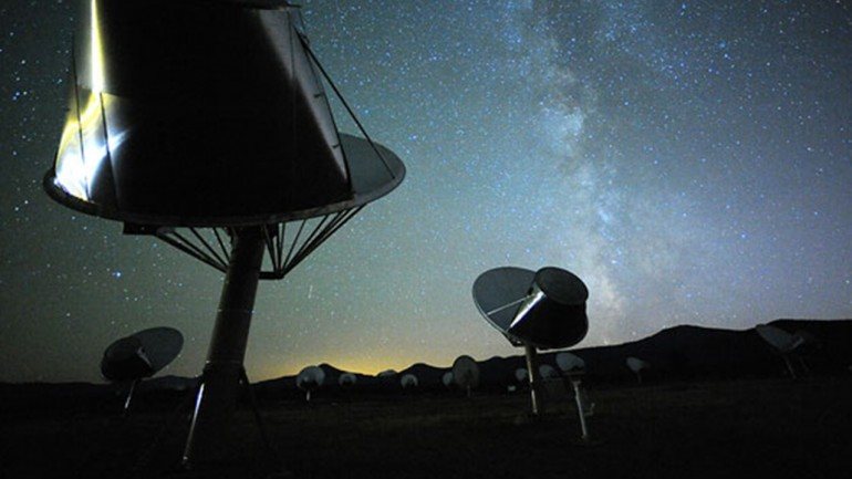 Allen Telescope Array do SETI é um conjunto de 42 antenas de seis metros de diâmetro cada