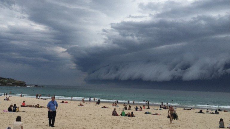 Ao final da tarde o instituto de meteorologia australiano emitiu um alerta de tempestade severa.