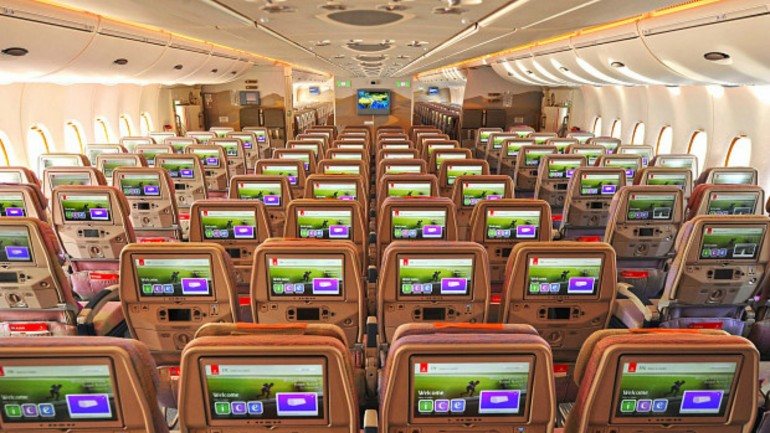 O novo Airbus A380 da Emirates conta com, ao todo, 615 lugares (557 na económica e 58 na executiva), e ecrãs com 13,3 polegadas com um conjunto de mais de 2 mil canais de filmes, programas de televisão, música e jogos.