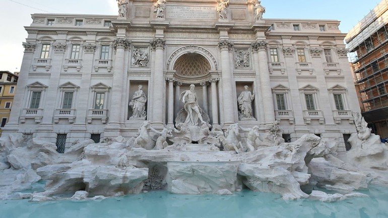 Fontana di Trevi é uma das maiores e mais famosas fontes italianas, de estilo barroco