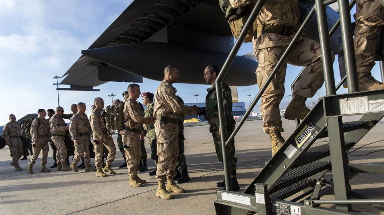 Portugal enviou em maio 30 militares para o Iraque para ajudarem a treinar o exército iraquiano contra o Estado Islâmico