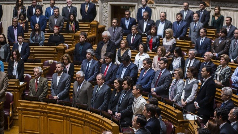 Parlamento fez um minuto de silêncio pelas vítimas do atentado de Paris