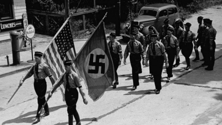 Membros da comunidade de Yaphank a desfilar nos anos 30, em plena ascensão nazi na Alemanha e Europa.
