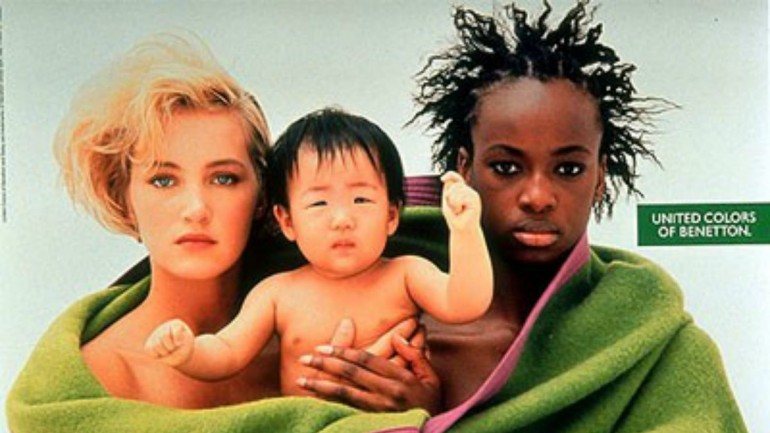 United Colors of Benetton, 1991. Debates fotográficos e silenciosos sobre o racismo fazem parte do coração publicitário da Benetton e esta imagem de Oliviero Toscani é um bom exemplo disso (apesar de também abordar o amor entre pessoas do mesmo sexo).