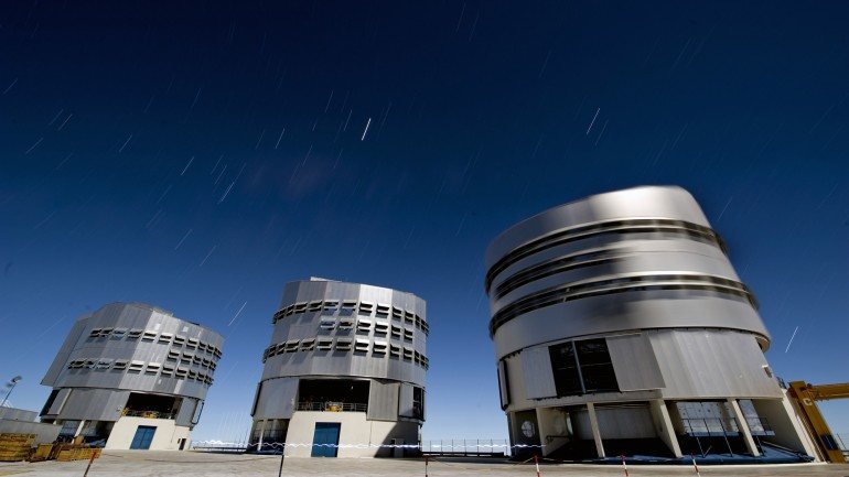 Na imagem, três telescópios do Observatório Europeu do Sul, no Chile, onde a estrela que este planeta orbita foi descoberta