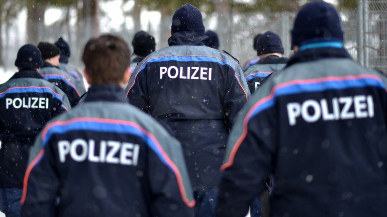 A polícia bloqueou as estradas que rodeiam uma escola judaica em Schoentalstrass