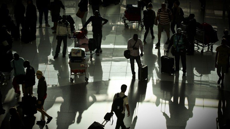 Funcionários e sindicato atribuem a culpa à falta de pessoal e de meios para a fiscalização no aeroporto.