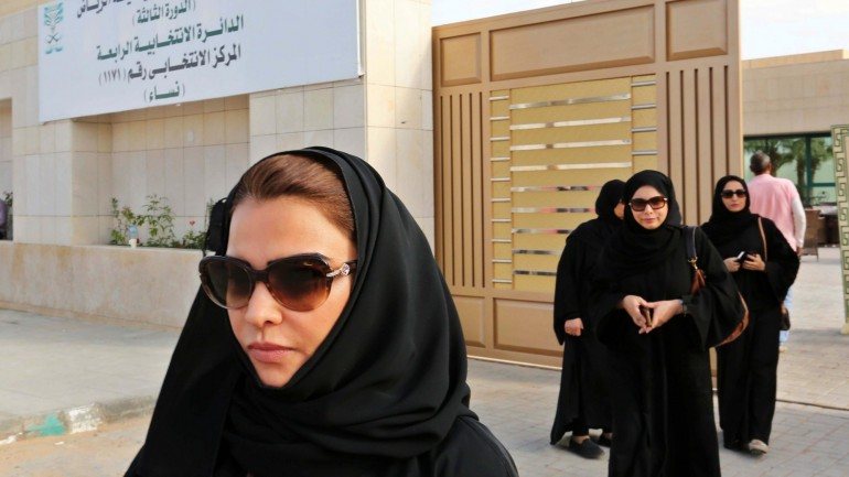 Mulheres sauditas depois de exercerem o direito de voto, algo que fizeram pela primeira vez na vida. Fotografia tirada em Riade, capital da Arábia Saudita, a 12 de dezembro de 2015