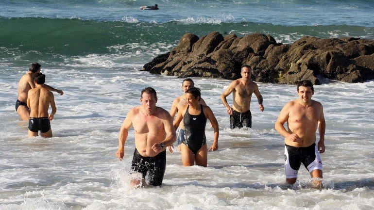 No primeiro dia do ano, muitos banhistas têm por hábito dirigirem-se à praia para tomarem um primeiro banho