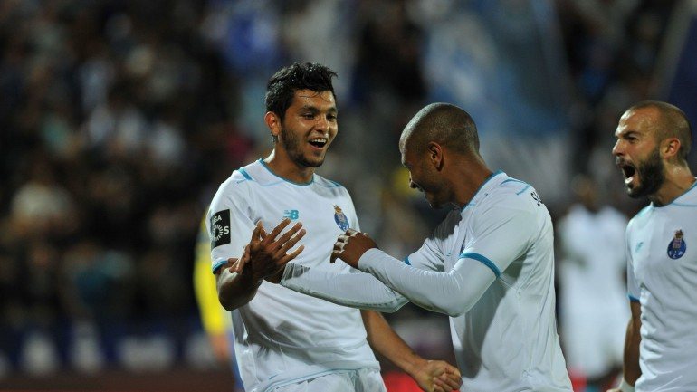 O jogo do FC Porto em Aveiro, com o Tondela, não foi famoso. Mas Brahimi resolveu-o com um daqueles golos que lhe granjearam fama. Esta noite o golão foi de Corona