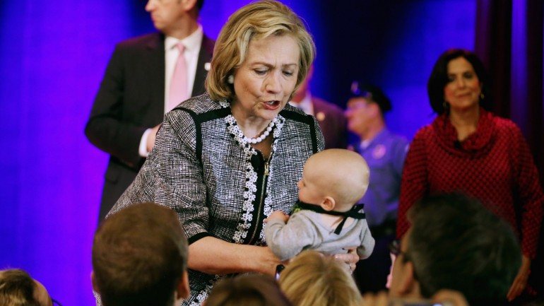 A fotografia não engana, Hillary Clinton está mesmo a falar à bebé.