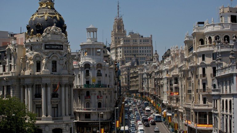 A Gran Vía espanhola, uma das principais ruas de Madrid, assemelha-se à Broadway norte-americana