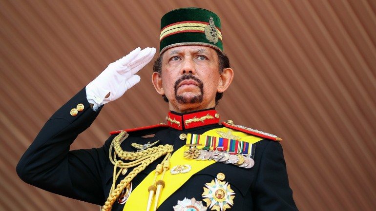 O Sultão Hassanal Bolkiah, do pequeno e conservador país do Brunei, decidiu que os não muçulmanos podem celebrar o Natal desde que o façam dentro das suas comunidades e desde que informem as autoridades.