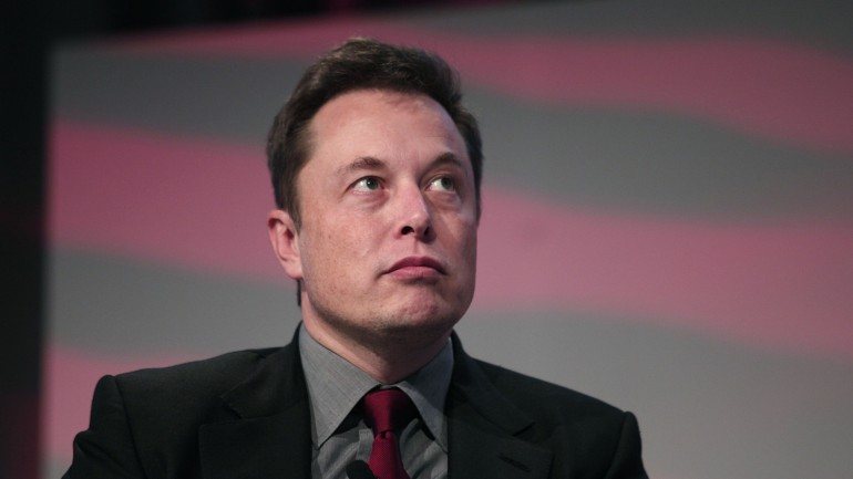 Elon Musk é o responsável pela empresa de transporte espacial SpaceX