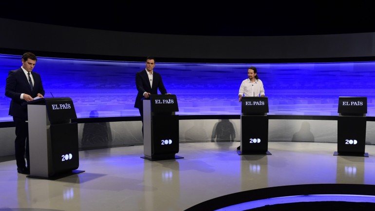 O estúdio do debate contou com uma tribuna vazia, onde teria estado Mariano Rajoy, que optou por ficar de fora.