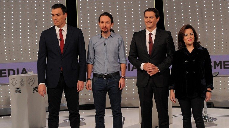 Pedro Sánchez, líder do PS espanhol, Pabo Iglesias, líder do Podemos, Albert Rivera, líder do Ciudadanos, e Soraya Sáenz de Santamaría, vice-presidente do PP, estiveram frente a frente esta segunda-feira