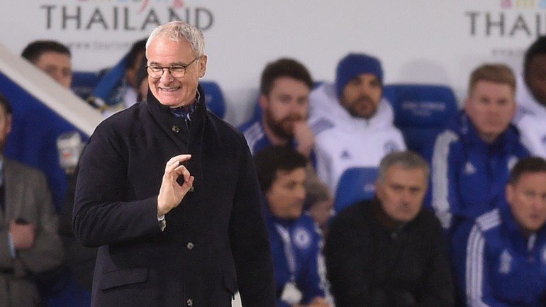 José Mourinho sai do Chelsea com nove derrotas em 16 jogos na Premier League. A última foi causada por Claudio Ranieri, o italiano que treina o Leicester e aparece na fotografia