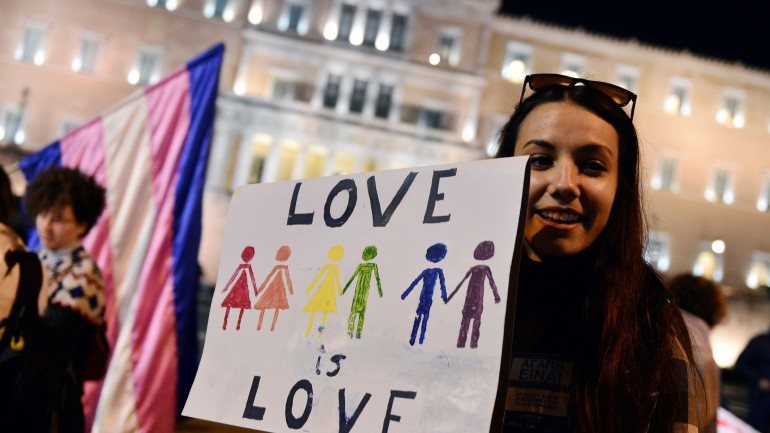 Durante todo o debate, e assim que terminou, dezenas de ativistas reuniram-se na Praça Syntagma, situada em frente ao parlamento, numa manifestação sob o lema &quot;A lei é o amor&quot;.