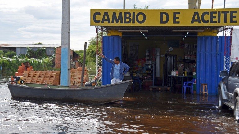 Assunção, capital do Paraguai, foi uma das cidades mais afetadas: só aqui, 90.000 pessoas abandonaram as casas