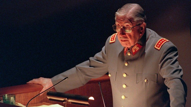 Augusto Pinochet liderou o golpe militar que depôs o governo socialista de Salvador Allende, em 1973, e o colocou na liderança de um regime ditatorial que o manteve no poder até 1990