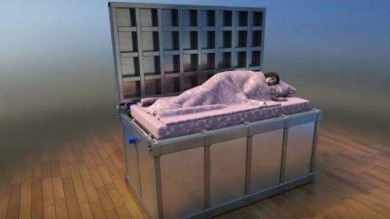 A cama fecha-se assim que se sente um sismo de forte intensidade, protegendo quem lá dorme