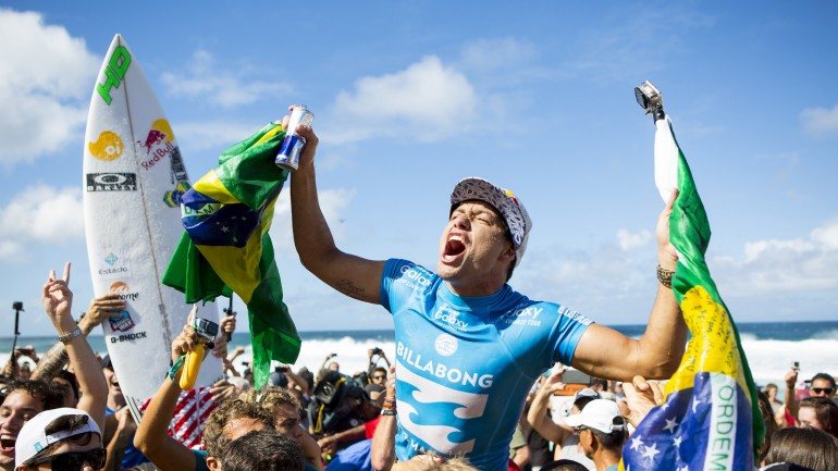 Aos 28 anos e ao décimo ano que faz no circuito mundial de surf, Adriano de Souza sagrou-se campeão do mundo. Só o garantiu na última etapa da temporada, nas ondas de Pipeline, no Havai