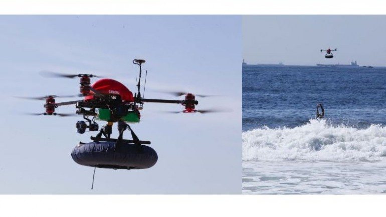 O drone  &quot;salva-vidas&quot; opera na praia de Copacabana no Rio de Janeiro
