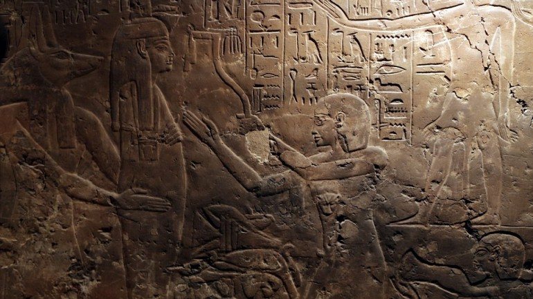 As imagens presentes no túmulo da ama-de-leite de Tutankhamon, chamada Maia, permitiram colocar a hipótese que este podia ser irmã ou meia-irmã do famoso faraó