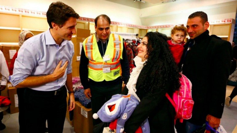 O grupo de pessoas, vinda da Síria, &quot;saiu do avião como refugiados&quot;, mas saiu do terminal &quot;como residentes permanentes do Canadá&quot;, disse o primeiro-ministro do país