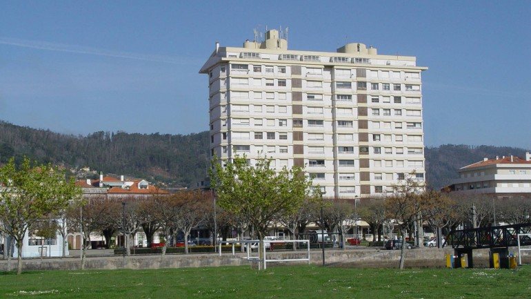 Com 13 andares, o edifício, conhecido como &quot;Prédio Coutinho&quot;, situado em pleno centro histórico da cidade, tem demolição prevista desde 2000, ao abrigo do programa Polis