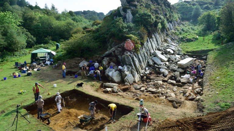 As pistas descobertas no País de Gales pode sugerir que a única Stonehenge conhecida, e localizada em Inglaterra, é um &quot;monumento em segunda mão&quot;.