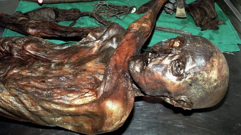 Ötzi ficou conservado num glaciar dos Alpes entre a Áustria e a Itália
