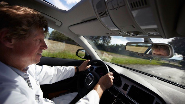Um homem ao volante de um Audi. O novo perigo na estrada?