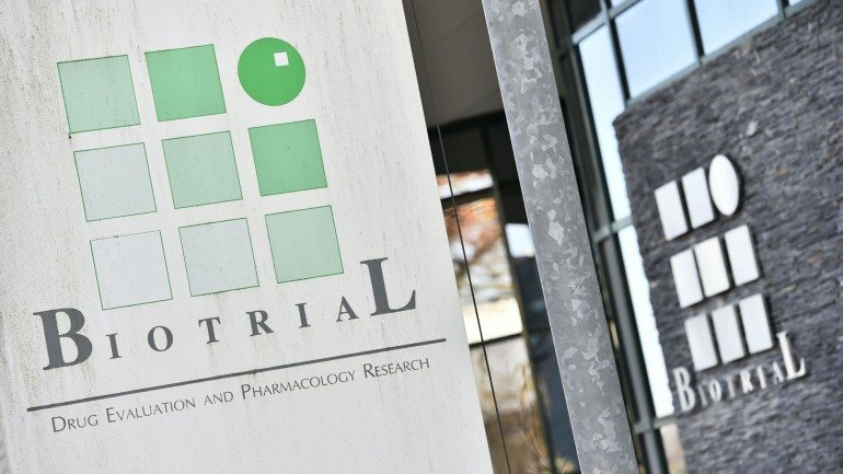 Os ensaios clínicos decorriam no laboratório privado Biotrial, em Rennes (França)