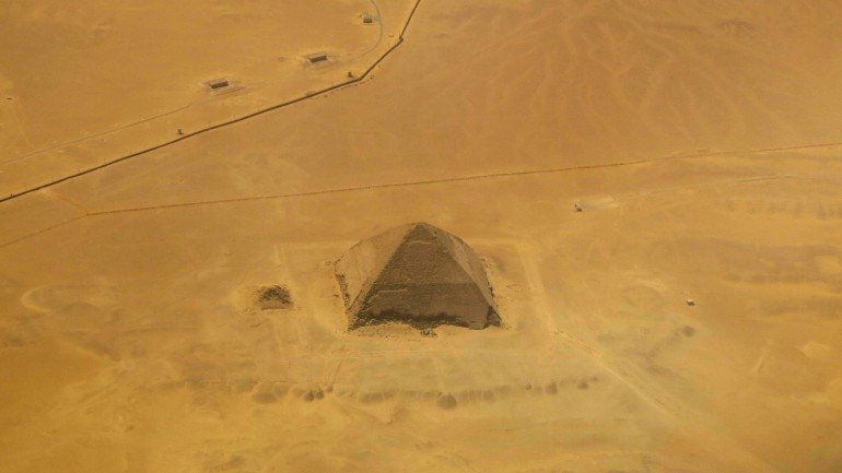 Vista aérea da Pirâmide Inclinada, em Dahshur, a cerca de 40 quilómetros do Cairo, Egito